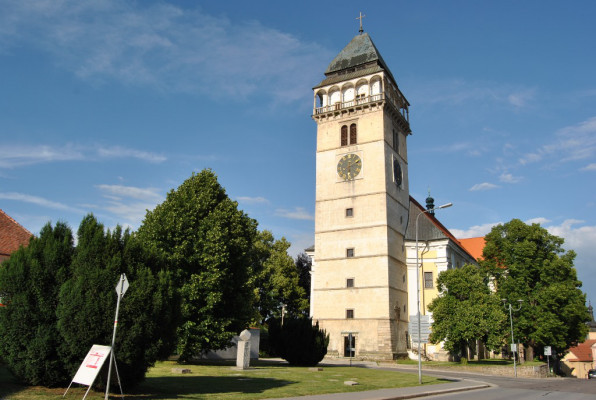 Kostel sv. Vavřince / První zmínka o dačickém kostele je rovněž první písemnou zmínkou o Dačicích vůbec. Vztahuje se k roku 1183, kdy byl vysvěcen nový románský chrám. Ten byl v 15. století přestavěn na gotický. V letech 1586–1592 byla k němu přistavěna mohutná hranolová renes