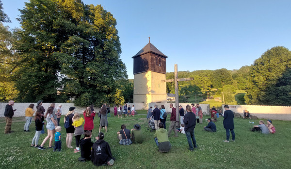 Merboltice - koncert před zvonicí na místě bývaléh / Autor fotografie: Tomáš Efler