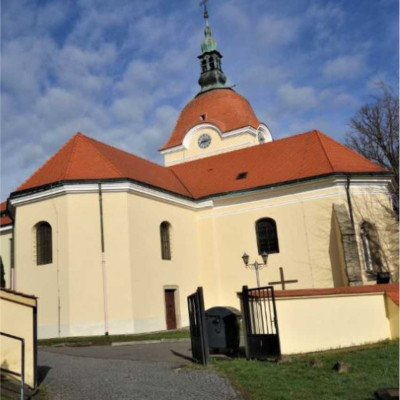 Kostel Nejsvětější Trojice ve Zdounkách / Na vzhledu současného kostela jsou snadno rozpoznatelné čtyři umělecké slohy, které poukazují na jeho pozoruhodnou historii. 