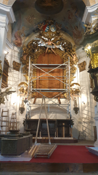 Hlavní oltář po vyjmutí obrazu