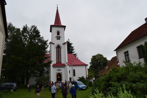 Kostel ČCE v Moravči / Původně toleranční modlitebna z roku 1785 byla doplněna o věž v 2. pol. 19. stol.
