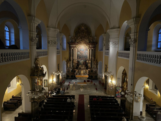 Osvětlený kostel v noci / Autor fotografie: MH