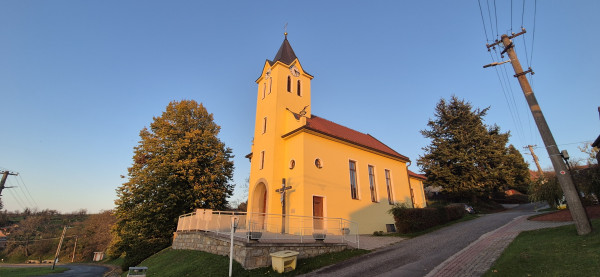 Komárov - kostel sv. Antonína z Padovy / Autor fotografie: Jan Lisowski