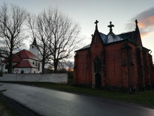 Valtířov / Večerní pohled na kostel od Chotkovy hrobky - 