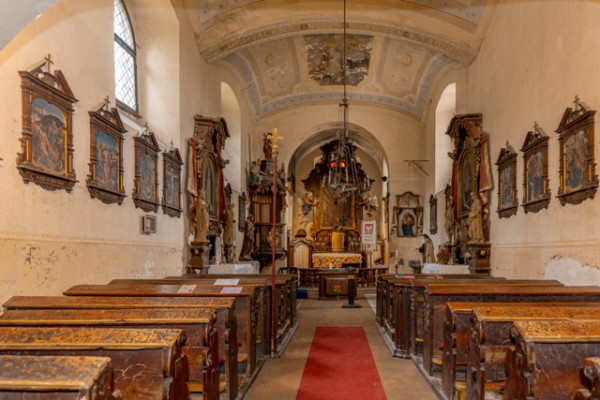 Kostel sv. Václava Svojšice / Pohled do svatyně