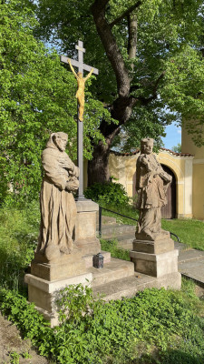 Sousoší sv. Františka a sv. Jana Nepomuckého s kru / Autor fotografie: Tomáš Koňařík