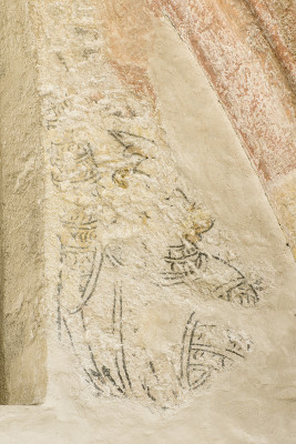 Fragment gotické malby / Při rekonstrukci a archeologickém výzkumu v roce 1999 byly v nižších vrstvách omítky presbytáře odhaleny fragmenty zachovalých maleb představujících rytíře a kousek hlavy některého ze svatých.