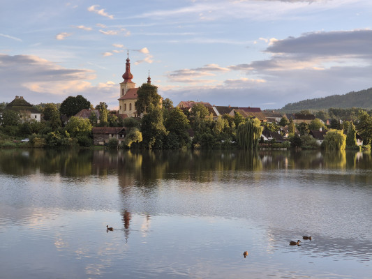 Kostel nad Holanským rybníkem / Autor fotografie: Marek Hlavnička