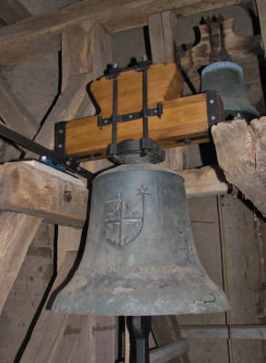 Zvon Zdislava z roku 1983, vpravo za ním &quot;umí