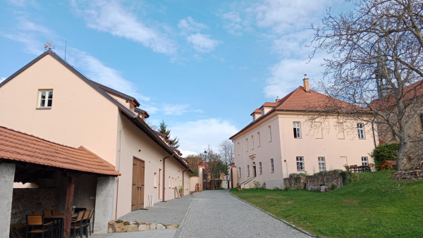 Farní dvůr