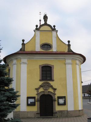 Kostel sv. Jana Nepomuckého ve Studnici 1 / Průčelí / Autor fotografie: M. Netresta