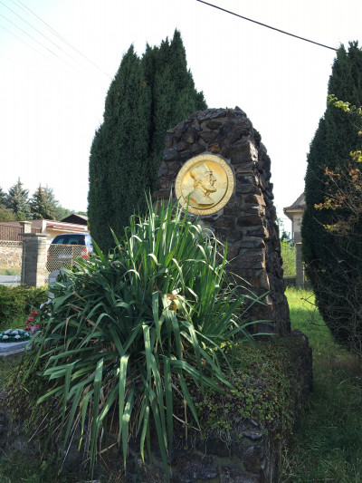 Pomník Mistra Jana Husa na zahradě kostela