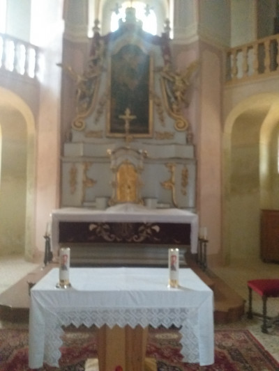 Sv. Petr a Pavel Svojšín / interiér - hlavní oltář s obětním stolem