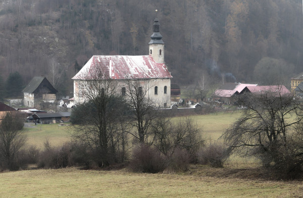 Kostel s farou ze stráně / Autor fotografie: Jakub Ivánek