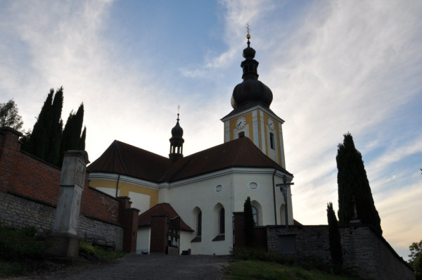 Kostel sv. Mikuláše / Pohled na kostel od kamenné křížové cesty (z jihovýchodu)