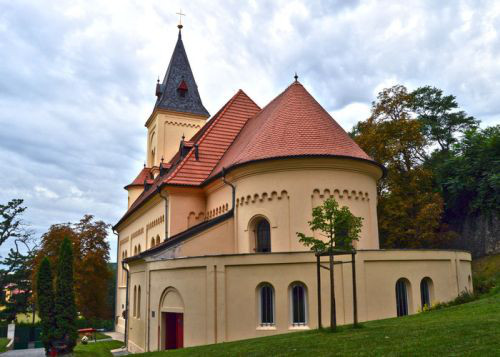 Kostel sv. Prokopa v Braníku Praha 4 / Pohled na kostel a pozdější přístavbu z farní zahrady 