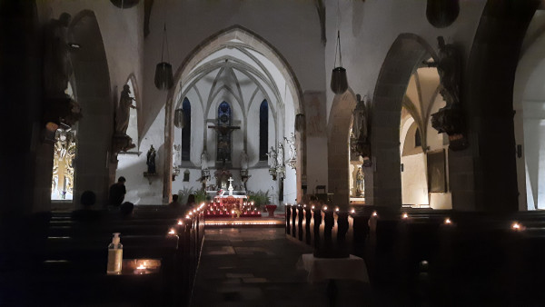 Kostel Nanebevzetí PM interiér při svíčkách / Autor fotografie: Renáta Plačková