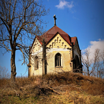 Doupovská tajemství / Pseudogotická hrobka rodiny Zedtwitz stojící na návrší nad zaniklým Doupovem. / Autor fotografie: Klemsa