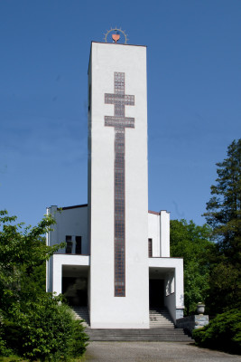 Husův sbor v Ostravě - Svinově / Husův sbor byl dostavěn v r. 1934 dle návrhu stavitele Valentina Stojeby v soudobém konstruktivistickém slohu, dominantou je 23 metrů vysoká čtyřhranná věž. 