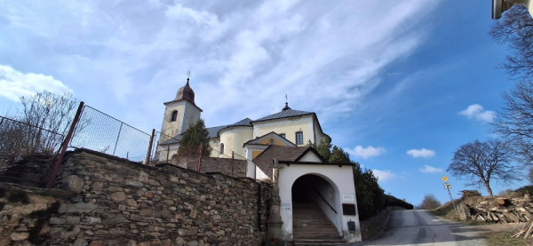 Olešnice v O. h. od náměstí / pohled na kostel sv. Marie Magdaleny od náměstí / Autor fotografie: Kateřina Burdová