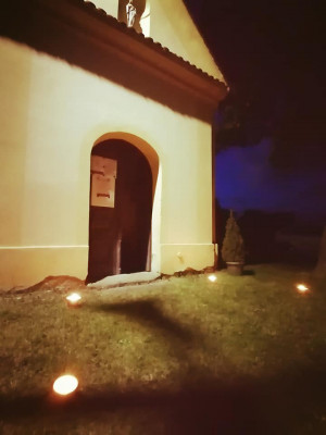 Kaplička sv. Jana Nepomuckého  / Kaplička sv. Jana Nepomuckého v obci Chotiměř během Noci kostelů