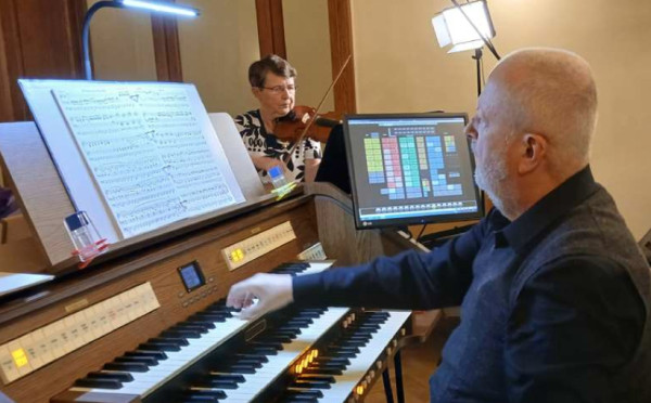 varhaník s varhany / Autor fotografie: CB Smíchov