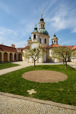 Ekumenický hrob v nádvoří kostela / Autor fotografie: Petr Neubert