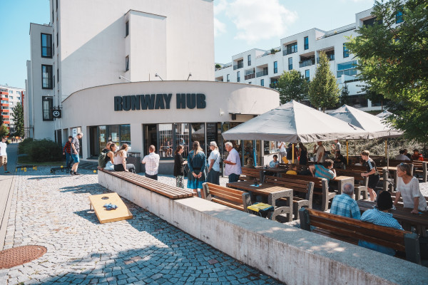 Runway Bystrc / Runway Bystrc je církev scházející se v moderních prostorech kavárny Runway Hub Cafe. Vedle bohoslužeb a provozu kavárny Runway Bystrc organizuje také volnočasové aktivity pro děti, mládež i dospělé. Je součást protestantské baptistické církve. 