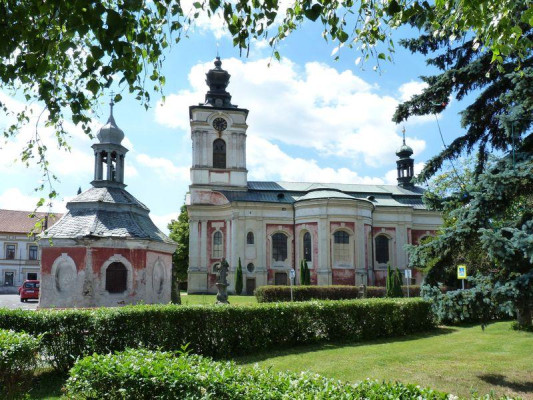 Kostel Bezno od fary / Autor fotografie: neznámý