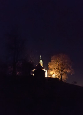 Kostel sv. Jana Nepomuckého v noci.  / Autor fotografie: Anne-Marie Páleníčková