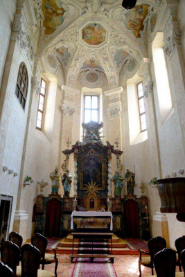 Kaple Sv. Josefa / Barokní interiér se štukovou výzdobou.