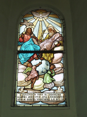 Historická vitráž s Nejsvětější Trojicí
