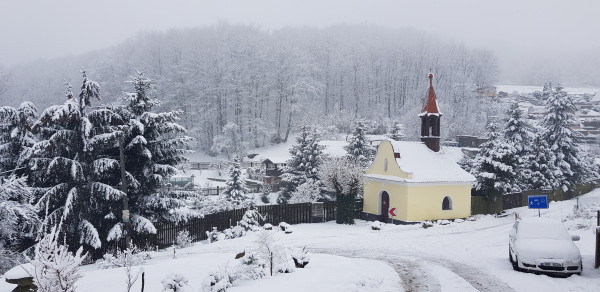 kaple v zimě