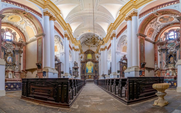 interiér kostela sv. Ignáce z Loyoly