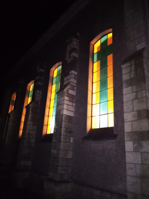 Kostel zvenčí s rozsvícenými okny / Autor fotografie: Michal Čermák