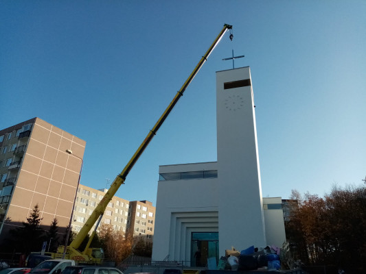 Kostel Krista Spasitele na Barrandově / instalace venkovního kříže