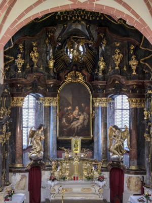 Kostel sv. MIchaela a Panny Marie Věrné / Interiér - oltář