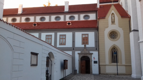 kostel Obětování Pany Marie / vchod do kláštera