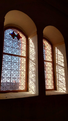 Kostel sv. Štěpána ve Skřivani / Vitrajová okna / Autor fotografie: Marie Šindelková