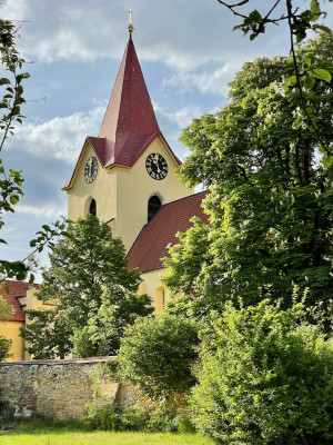 Kostelní věž od opěrné zdi bývalého hřbitova / Autor fotografie: Tomáš Koňařík