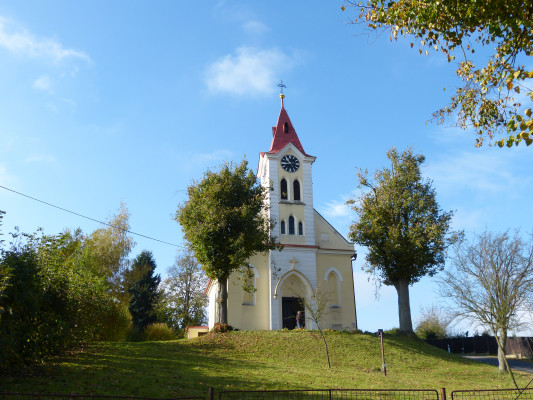 Pohled na kostel od silnice / Autor fotografie: Lenka Dragúňová