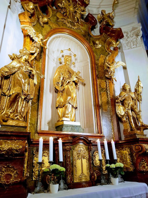 Hlavní oltář - Sv. Jan Nepomucký