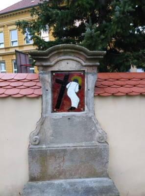 Křížová cesta smíření / V listopadu 2023 byla vysvěcena Křížová cesta smíření při kostele sv. Aničky. Projekt byl financován ve spolupráci s Česko-německým fondem budoucnosti, obce Dětřichov. Křížová zastavení vznikla v heřmanické sklárně Spider Glass a díky skleněnému provedení byla zařazena do Crystal Valley.  / Autor fotografie: Dětřichovský okrašlovací spolek