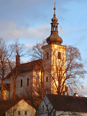 Kostel sv. Václava - pohled od farního pole / pohled směr od farního pole, jaro 2026 / Autor fotografie: Novák Jan - ministrant