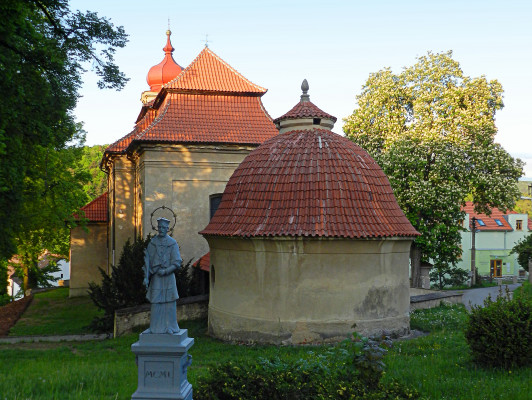 Kostel sv. Mikuláše Jince + kaple / Autor fotografie: Jitka Kadeřábková