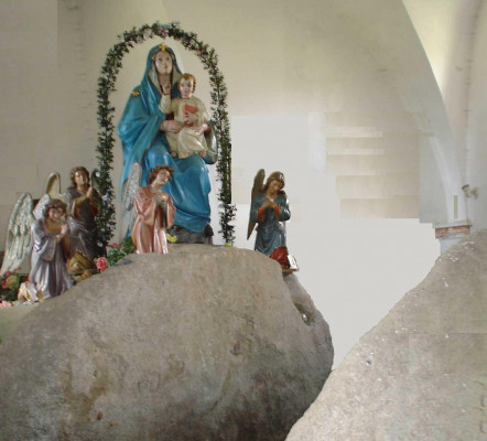 Kostel Panny Marie Sněžné / Posvátné kameny