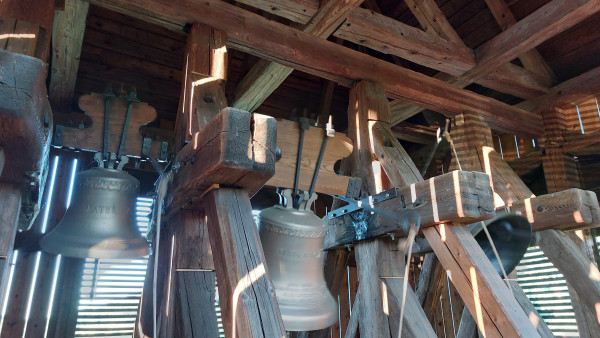 Merboltice - zvony v patře zvonice  / Autor fotografie: Tomáš Efler