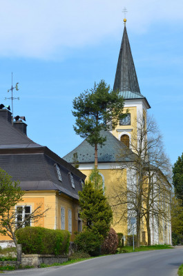kostel Ducha svatého Rýnovice / celkový pohled z ulice Pod Vodárnou, vlevo bývalá fara