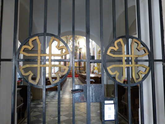 Kostel sv. Jiljí / Pohled přes mříž k oltáři / Autor fotografie: Marek Telička