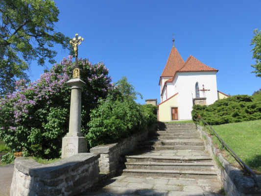 Kostel Povýšení sv. Kříže / Snímek kostela z východní strany - od hlavní silnice. Vchod se nachází z opačné strany. 